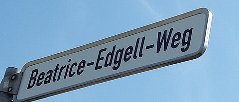 Photo of the ‘Beatrice-Edgell-Weg’ street sign (photo: Faculty)