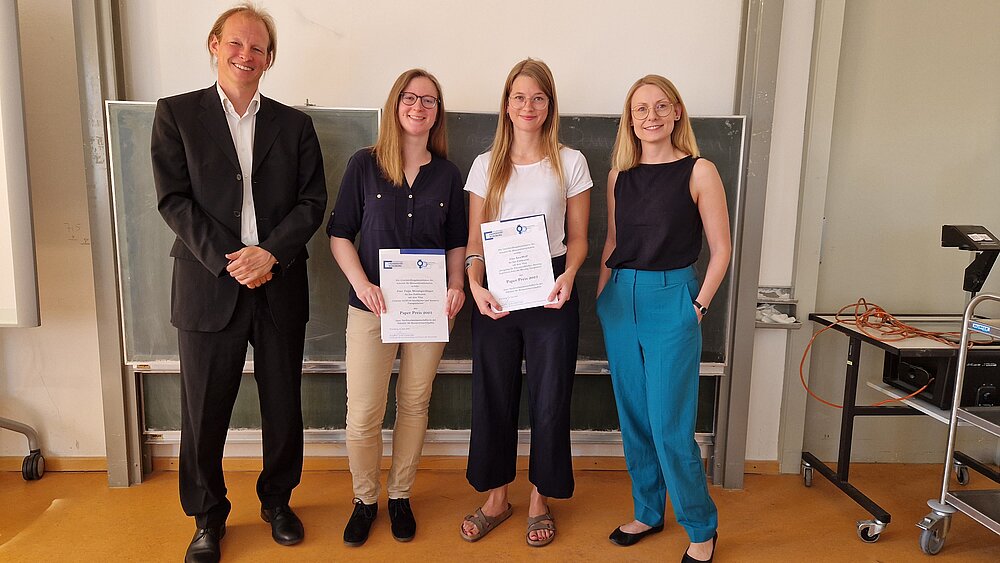 Foto der Preisverleihung mit Dekan Prof. Dr. Johannes Hewig, den Preisträgerinnen Tanja Messingschlager und Sara Wolf, sowie der Frauenbeuaftragten Prof. Dr. Carina Lüke (Foto: Fakultät für Humanwissenschaften) 