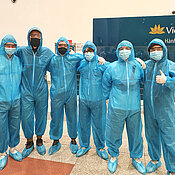 Bei der Ankunft am Flughafen in Hanoi ging es direkt in Schutzanzüge - und anschließend ins Quarantänehotel.