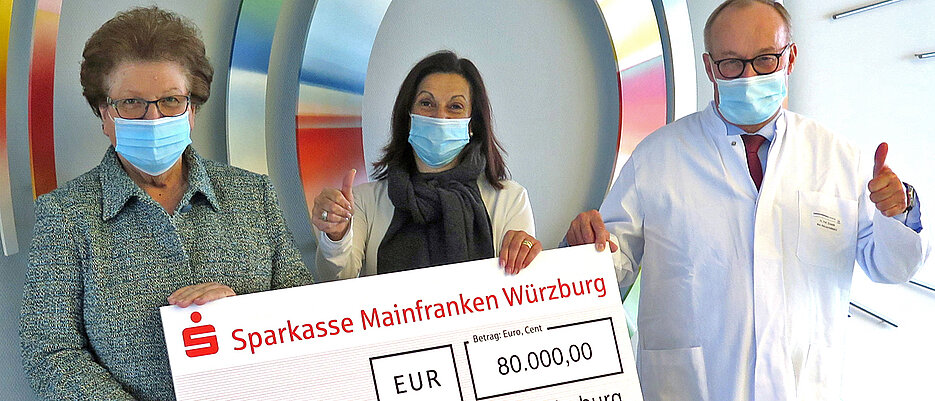 Gabriele Nelkenstock (Mitte) von „Forschung hilft“ und die Ehrenpräsidentin der Stiftung, Barbara Stamm, überreichten auch in diesem Jahr wieder Förderpreisgelder an Würzburger Forschungsteams aus dem Bereich Onkologie. Mit Rücksicht auf die besonderen Bedingungen der Corona-Pandemie nahm diese Hermann Einsele, der Direktor der Medizinischen Klinik II des Uniklinikums Würzburg, entgegen – stellvertretend für die geehrten Wissenschaftlerinnen und Wissenschaftler.
