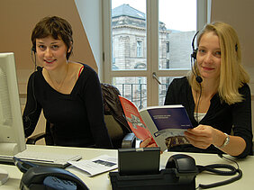 Die Studentinnen Simone Kapp (links) und Julia Becker vom Telefonservice der Uni Würzburg. Sie beantworten Fragen rund ums Studium oder vermitteln Anrufer an die richtige Stelle. Foto: Robert Emmerich