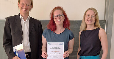 Verleihung des Beatrice-Edgell-Preises 2023 mit Dekan Prof. Hewig, Preisträgerin Frau Heeg und der Frauenbeauftragten Prof.in Lüke (Foto: Fakultät für Humanwissenschaften)