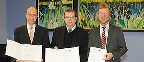 Vertragsunterzeichnung mit (v.l.): Prof. Dr. Robert Grebner, Präsident der FHWS, Prof. Dr. Alfred Forchel, Präsident der Uni Würzburg, und Prof. Dr. Wolfgang Baier, Präsident der OTH. (Foto: Gunnar Bartsch) Vertragsunterzeichnung mit (v.l.): Prof. Dr. Robert Grebner, Präsident der FHWS, Prof. Dr. Alfred Forchel, Präsident der Uni Würzburg, und Prof. Dr. Wolfgang Baier, Präsident der OTH. (Foto: Gunnar Bartsch)