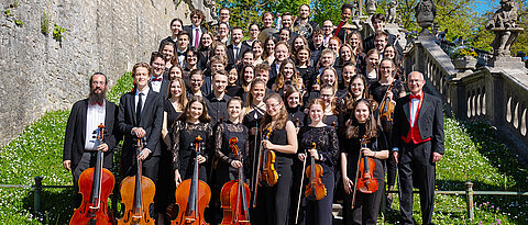 Das Akademische Orchester der Uni - hier in der Zusammensetzung im Sommer 2024 - mit seinem Leiter Markus Popp.