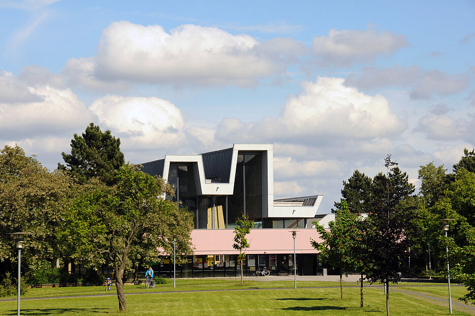 Naturwissenschaftliches Hörsaalgebäude, Hubland-Campus, Universität Würzburg. Foto: Robert Emmerich