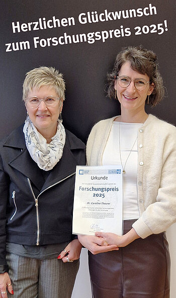 Die Dekanin und die Preisträgerin Dr. Caroline Theurer (Grundschulpädagogik) (Bild: Andreas Rauh)