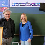 Bei der Stadt Würzburg zuständig für das Röntgenjahr 2020: Wissenschaftsbeauftragte Sabine Foster-Jackson und Grafiker Markus Westendorf.