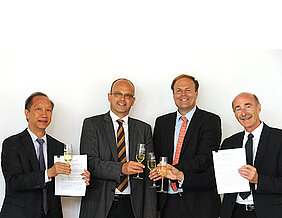 Sie haben den Kooperationsvertrags unterschrieben (v.l.n.r.): Prof. Dr.-Ing. Phuoc Tran-Gia (Vizepräsident), Prof. Dr. Ingo Fischer (Studiendekan), Prof. Dr. Dr. Lorenz Meinel (Prodekan) und Prof. Ed Grant (UBC Vancouver). (Foto: Judith Küfner). Sie haben den Kooperationsvertrags unterschrieben (v.l.n.r.): Prof. Dr.-Ing. Phuoc Tran-Gia (Vizepräsident), Prof. Dr. Ingo Fischer (Studiendekan), Prof. Dr. Dr. Lorenz Meinel (Prodekan) und Prof. Ed Grant (UBC Vancouver). (Foto: Judith Küfner).