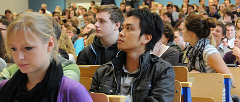 Students in lecture hall (photo: University of Würzburg)