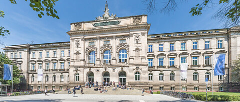 Die Uni Würzburg macht sich auf den Weg zur Exzellenzuniversität. Welche Meilensteine es bis dahin noch zu meistern gilt, darüber informiert die Unileitung am 30. Juli 2025 alle Mitarbeitenden und Studierenden.