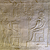 Ein Relief aus einem Raum der Chons-Kapelle. Hier weiht der König Chons von Edfu das Heiligtum.