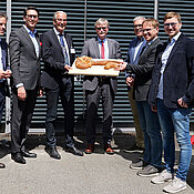 Die Schlüsselübergabe durch die Architekten Michael Haas und Stephan Haas (1. und 2. von rechts) an die Vertreter des Vorstands des Uniklinikums, den Leiter der Biobank und den Kanzler der Universität. 