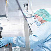 Heute gelten beim Abfüllen von Infusionslösungen strengste Hygienevorschriften.