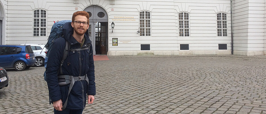 Der preisgekrönte Würzburger Bildungswissenschaftler Jan-Philipp Schäfer vor der Österreichischen Nationalbibliothek in Wien.