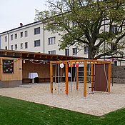 Das Tiny House mit Veranda und Spielfläche.