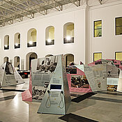 Blick auf die Ausstellung im Lichthof der Uni am Sanderring. (Foto: Rudi Merkl)