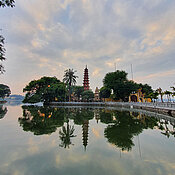 Die Tran Quoc-Pagode in Hanoi ist eine beliebtes Fotomotiv für Touristen.