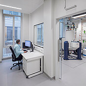 Blick ins Kernresonanzlabor mit Auswerteraum des Instituts für nachhaltige Chemie und Katalyse mit Bor.