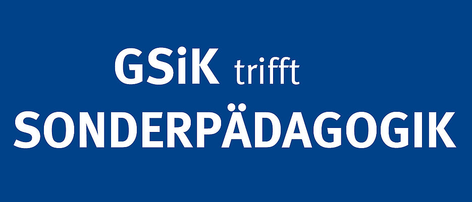 Blaue Farbfläche mit der Aufschrift "GSIK trifft Sonderpädagogik"