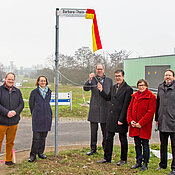 Unipräsident Paul Pauli (Mitte) und Oberbürgermeister Christian Schuchardt (4.v.r.) enthüllten das neue Straßenschild. Mit dabei (v.l): Dr. Axel Metz (Leiter Stadtarchiv) und Vizepräsidentin Anja Schlömerkemper. Von rechts: Dr. Markus Holtz (Leiter Universitätsarchiv) und die Universitätsfrauenbeauftragte Brigitte Burrichter.