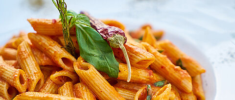 Vegane Spaghetti sind im Idealfall für 130 Gramm CO2-Ausstoß verantwortlich. Die Variante mit Hackfleischsoße liegt deutlich darüber. 