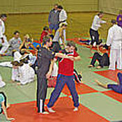 Judo-Übungsgruppe unter der Leitung von Frank Wienecke (Olympiasieger 1984) im Sportzentrum der Universität. Foto: Sportzentrum Uni Würzburg