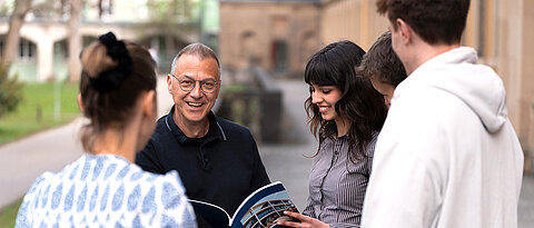 Harriet Falkenhagen und Professor Karl Mertens vom Synopsis Kolleg im Gespräch mit Studierenden. 