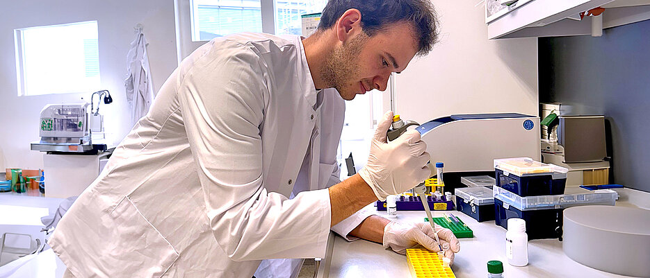 Max Köppel untersucht, wie von CAR-T-Zelltherapie-induzierte myeloische Neoplasien bei Patientinnen und Patienten mit Multiplem Myelom entstehen.