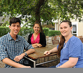 Sammy Florczak, Naomi Paxton und Erin McColl (v.l.) kommen aus Australien. Im Rahmen des internationalen Biofabrikation-Masterstudiengangs verbringen sie aktuell zwei Semester an der Universität Würzburg. In den hiesigen Labors forschen sie an der Medizintechnik von morgen. (Foto: Gunnar Bartsch) Sammy Florczak, Naomi Paxton und Erin McColl (v.l.) kommen aus Australien. Im Rahmen des internationalen Biofabrikation-Masterstudiengangs verbringen sie aktuell zwei Semester an der Universität Würzburg. In den hiesigen Labors forschen sie an der Mediz