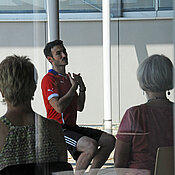 Dr. Andreas Petko vom Sportzentrum hielt den Workshop „Schmerz lass nach! Praktikable Übungen für den Büroalltag“.