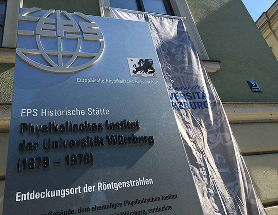 Christophe Rossel (links), der Präsident der European Physical Society (EPS), und Uni-Präsident Alfred Forchel enthüllen die Stele, die das ehemalige Physikalische Institut und heutige Röntgen-Gedächtnisstätte als "Historische Stätte" ausweist. (Fo Christophe Rossel (links), der Präsident der European Physical Society (EPS), und Uni-Präsident Alfred Forchel enthüllen die Stele, die das ehemalige Physikalische Institut und heutige Röntgen-Gedächtnisstätte als "Historische Stätte" ausweist. (Fo