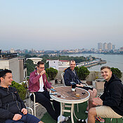 Filip, Paul, Tim und Jan auf der Dachterrasse der Quarantänewohnung.