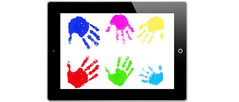 Tablet PC mit Handabdrücken Kinderhände sind auf einem Tablet zu sehen.