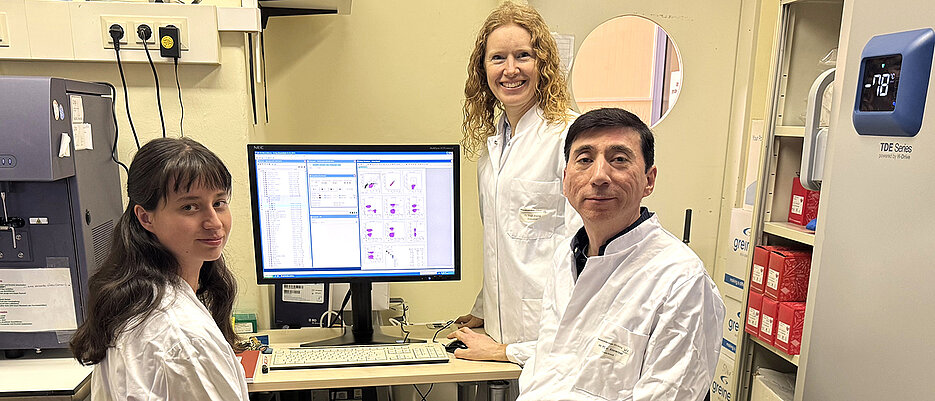 Anna Broderörp (links), Martina Prelog und Giovanni Amanzar führten die Studie mit Forschenden des Uniklinikums Heidelberg durch.