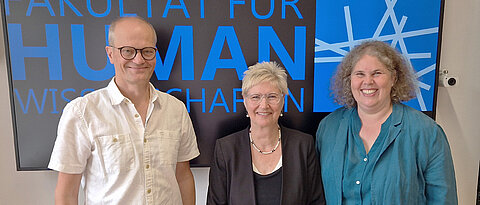 Foto des Leitungsteam: Prof. Dr. Christoph Ratz (Pordekan), Prof. Dr. Andrea Kübler (Dekanin), Prof. Dr. Regina Egetenmeyer-Neher (Prodekanin) (Foto: Fakultät für Humanwissenschaften)