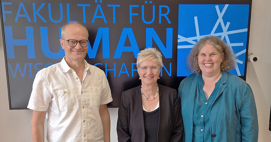 Foto des Leitungsteam: Prof. Dr. Christoph Ratz (Pordekan), Prof. Dr. Andrea Kübler (Dekanin), Prof. Dr. Regina Egetenmeyer-Neher (Prodekanin) (Foto: Fakultät für Humanwissenschaften) Foto des Leitungsteam: Prof. Dr. Christoph Ratz (Pordekan), Prof. Dr. Andrea Kübler (Dekanin), Prof. Dr. Regina Egetenmeyer-Neher (Prodekanin) (Foto: Fakultät für Humanwissenschaften)