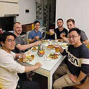 Deutscher Abend in der WG. Die Vietnamesischen Buddies wurden standesgemäß mit Schnitzel und Kartoffelsalat bewirtet.