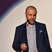 Vorjahressieger Mario Fischer auf der Bühne.