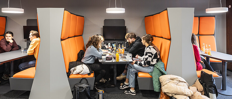 Lernen und Arbeiten in der neugestalteten Gruppenarbeitszone im Foyer der Zentralbibliothek.