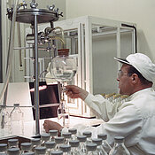 So wurden 1960 Infusionslösungen in der Klinikapotheke des UKW abgefüllt.