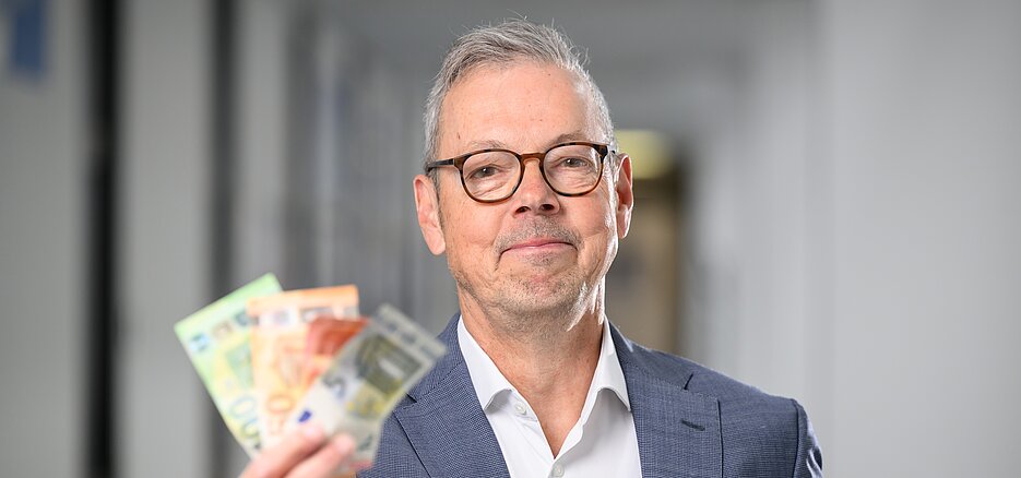 Professor Peter Bofinger erklärt bei der Kinderuni das Geheimnis des Geldes. Professor Peter Bofinger erklärt bei der Kinderuni das Geheimnis des Geldes.