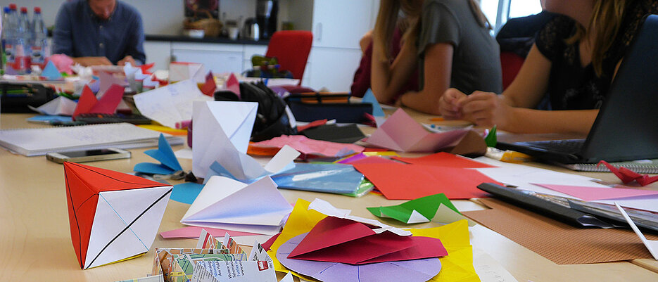 Probleme der Mathematik und Informatik werden bei den Projekttagen für begabte Schülerinnen und Schüler auch mit gefaltetem Papier und anderen Lernmaterialien bearbeitet.