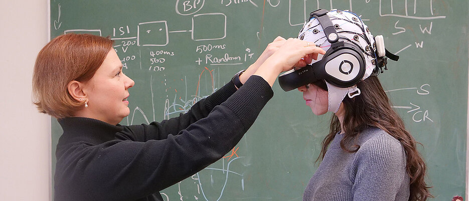Mit dieser technischen Ausrüstung erforscht Dr. Barbara Händel (l.), wie sich Bewegung auf die Verarbeitung visueller Reize auswirkt.