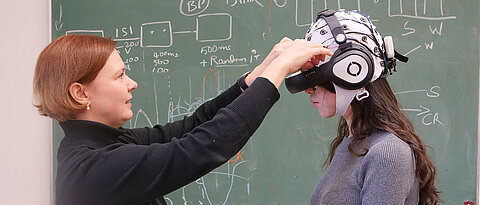 With this technical equipment, Dr. Barbara Händel (l.) investigates how movement affects the processing of visual stimuli.