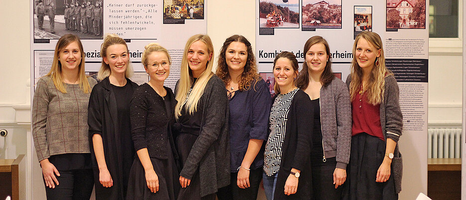 Die Studentinnen Sabrina Fischer, Franziska Haselböck, Charleen Höltermann, Ina Kerstein, Pia Rother, Laura Rupprecht, Anne Stolper und Pia Stroppel haben die Ausstellung organisiert.