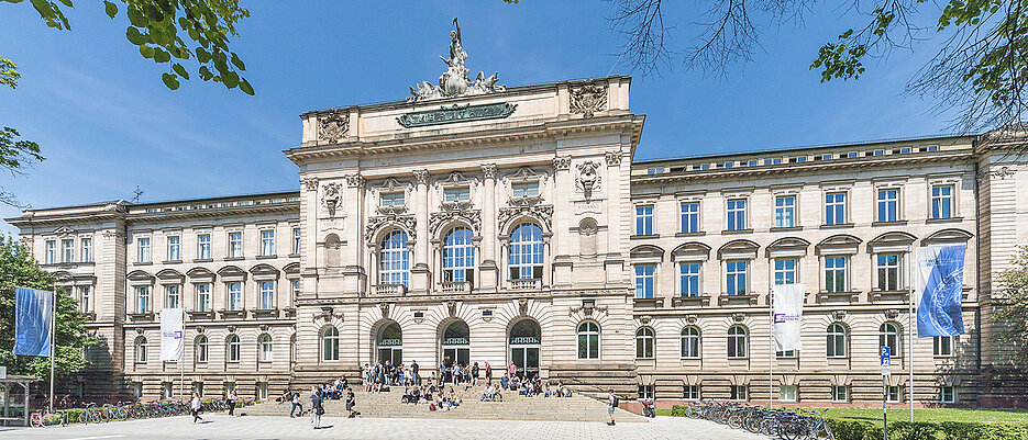 Veranstaltungsort ist die Neue Universität am Sanderring.