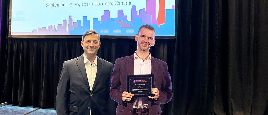 Max Köppel (rechts) erhielt auf dem Jahreskongress der International Myeloma Society (IMS) in Toronto den Young Investigator Award. Die Arbeit von Dr. Torsten Steinbrunn wurde als eines der „Highlights of IMS 2025” ausgezeichnet.