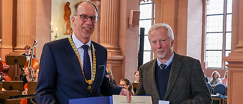 Professor Karl-Heinz Lembeck (rechts) wurde mit der Julius-Maximilians-Verdienstmedaille geehrt. Die Laudatio hielt Präsident Paul Pauli.