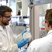 Martin Volek spricht oft mit Kollegen wie dem Doktoranden Konstantin Isenberg (rechts) über ihre Forschungsarbeit. Seiner Meinung nach können solche Gespräche für die wissenschaftliche Arbeit im Labor sehr fruchtbar sein.