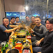 Filip beim Essen mit vietnamesischen Kommilitonen.